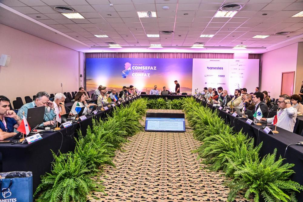 Capa da notícia: Reforma tributária e cenário fiscal dominam debates na 51ª Reunião do Comsefaz